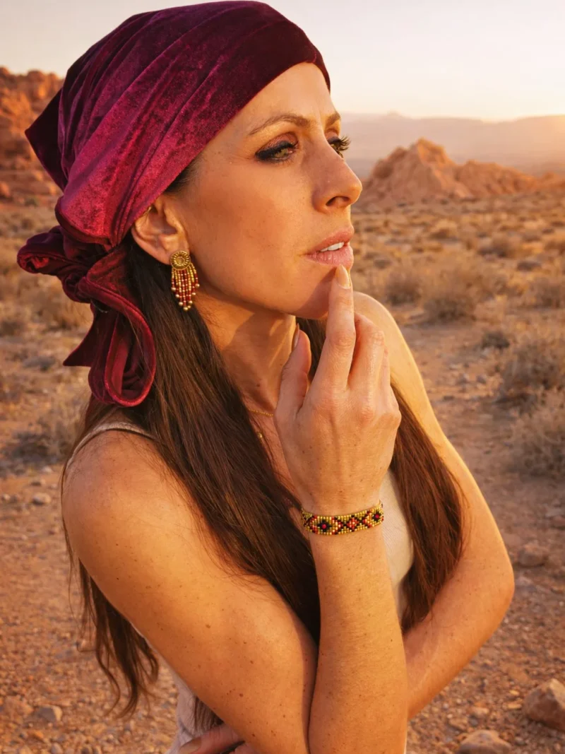 ARU_STD (2) Femme portant des petites boucles d’oreilles Amaziga Rubra inspirées de la culture amazighe