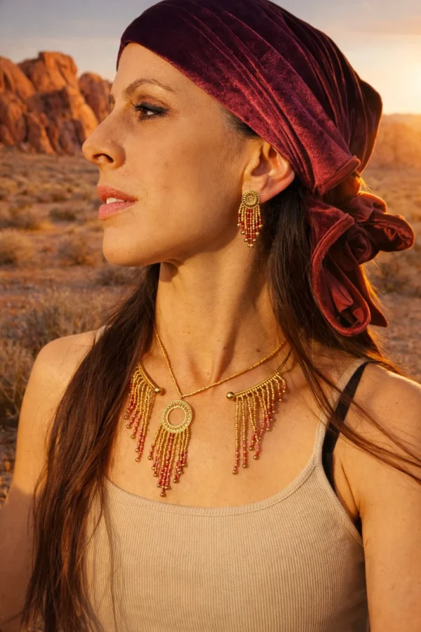 Petites boucles d’oreilles Amaziga Rubra et héritage Petites boucles d’oreilles Amaziga Rubra portées avec collier assorti dans un décor naturel