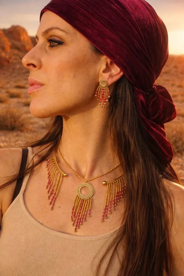 Petites boucles d’oreilles Amaziga Rubra et énergie du corps Petites boucles d’oreilles Amaziga Rubra portées avec collier assorti sur peau