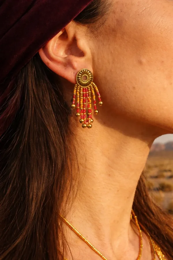 Petites boucles d’oreilles Amaziga Rubra et rites féminins Détail de petites boucles d’oreilles Amaziga Rubra avec franges en mouvement et perles roses