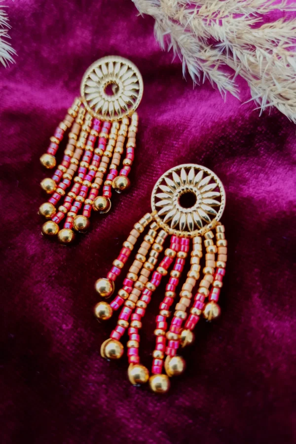 Petites boucles d’oreilles Amaziga Rubra et talisman vivant Petites boucles d’oreilles Amaziga Rubra en perles rouges et roses avec détails dorés artisanaux