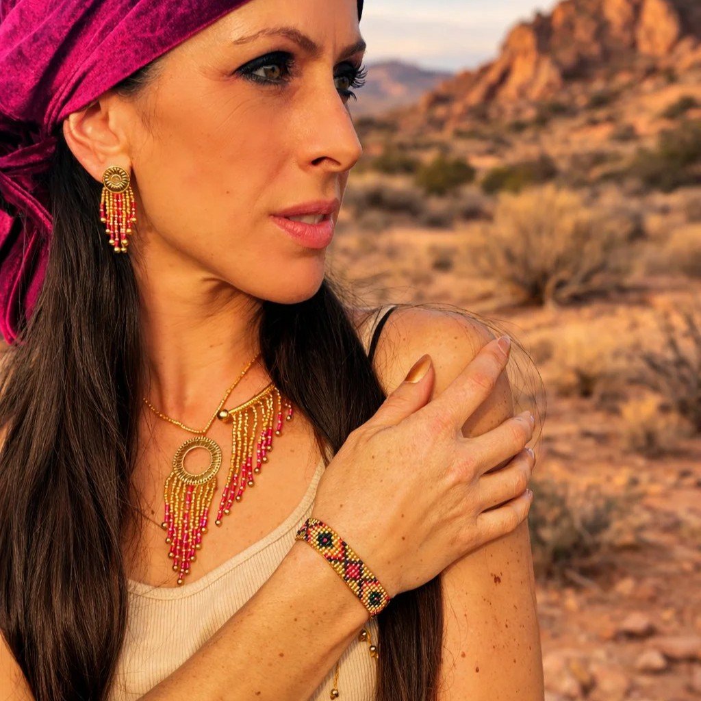 Collection Amaziga Rubra portée dans un paysage naturel aride inspiré de l’Afrique du Nord