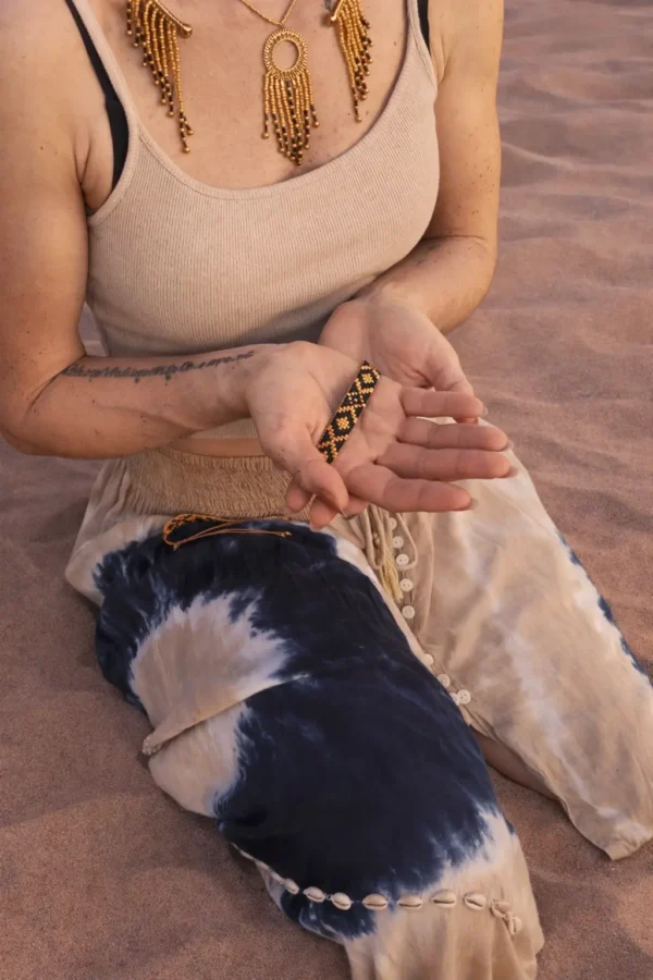 Bracelet bleu irisé Amaziga Sacra porté en gros plan avec reflets bleus et détails artisanaux