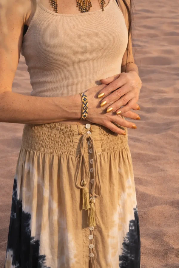 Bracelet bronze Amaziga Sacra porté sur la peau dans un environnement désertique naturel
