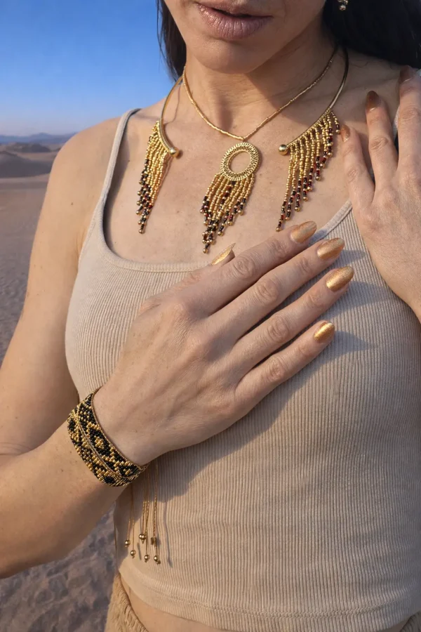 Bracelet bronze Amaziga Sacra porté avec collier assorti sur la peau dans un environnement naturel