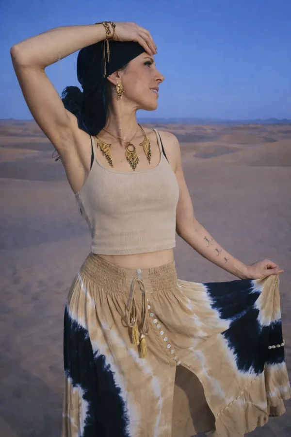 Collier majestueux Amaziga Sacra porté dans un désert sous ciel bleu profond inspiré du Sahara