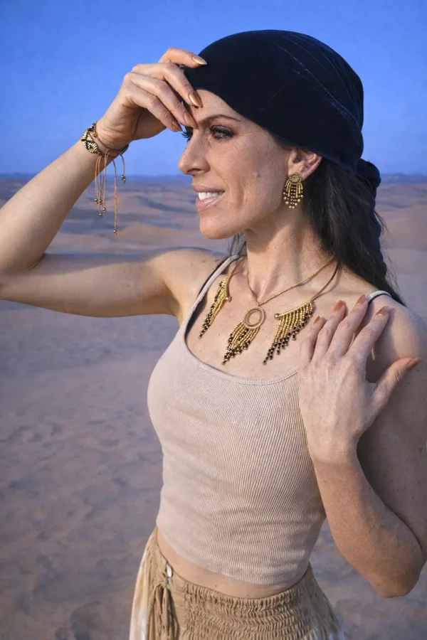 Collier majestueux Amaziga Sacra porté en gros plan avec éléments dorés et perles bleues