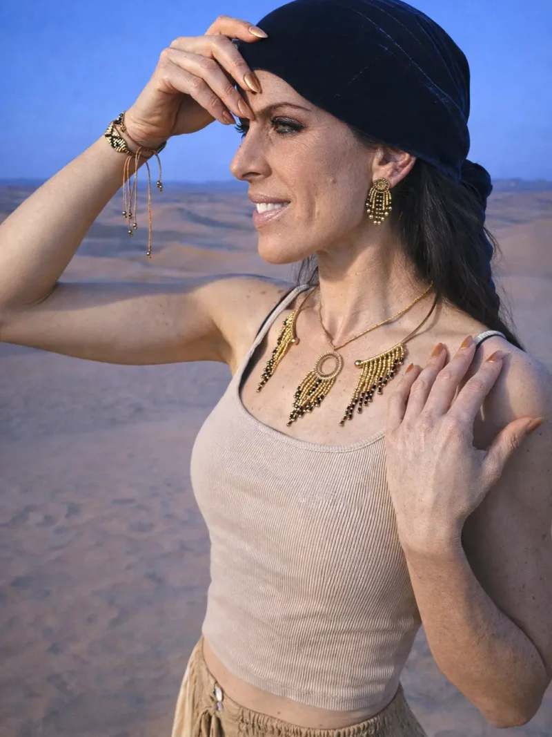 Collier majestueux Amaziga Sacra porté en gros plan avec éléments dorés et perles bleues