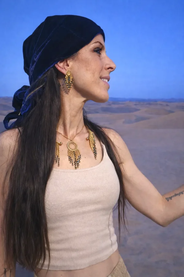 Collier majestueux Amaziga Sacra porté avec bijoux assortis dans un environnement désertique