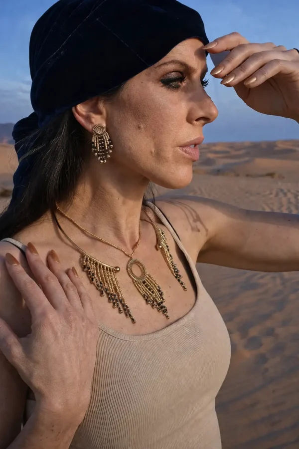 Collier majestueux Amaziga Sacra porté sur la peau avec perles bleues et éléments dorés