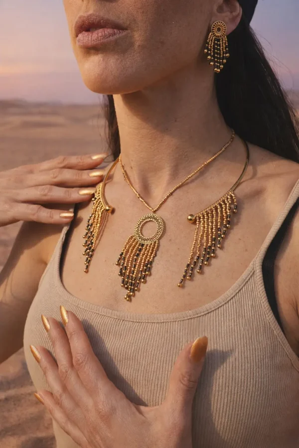 Détail collier majestueux Amaziga Sacra avec cercle doré et perles bleues