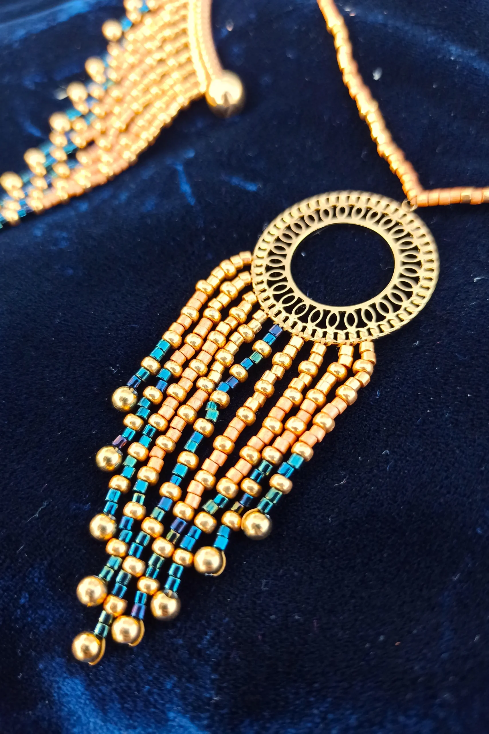 Perles bleu nuit, noires et dorées de la collection Amaziga Sacra de Valdyria, inspirées d’un univers précieux et sacré