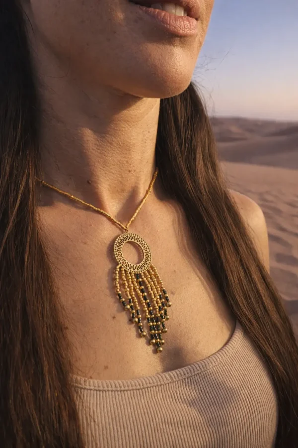 Collier à pendentif Amaziga Sacra et énergie subtile Collier à pendentif Amaziga Sacra porté en mouvement avec pendentif et franges bleues