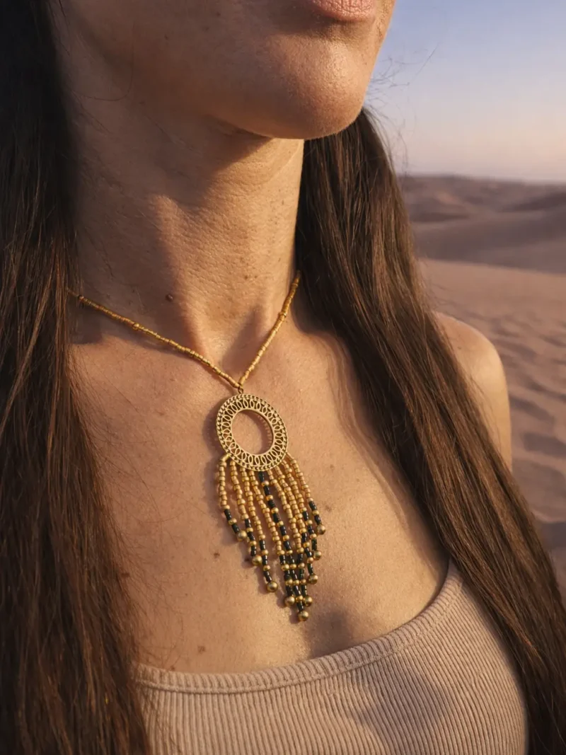 Collier à pendentif Amaziga Sacra porté en mouvement avec pendentif et franges bleues