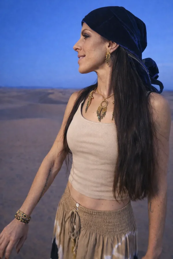 Petites boucles d’oreilles Amaziga Sacra et protection céleste Petites boucles d’oreilles Amaziga Sacra portées dans un paysage désertique sous ciel bleu profond