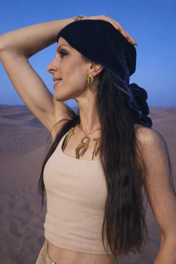 Petites boucles d’oreilles Amaziga Sacra et symbole protecteur Petites boucles d’oreilles Amaziga Sacra portées avec collier assorti sous lumière naturelle