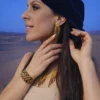 Petites boucles d’oreilles Amaziga Sacra et rituel féminin Petites boucles d’oreilles Amaziga Sacra portées avec bracelet et collier dans un environnement désertique