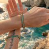 Bracelet Mira Calypsa porté sur les deux poignets avec parure assortie, bijoux artisanaux Valdyria en perles Miyuki
