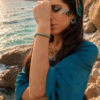 Bracelet Mira Calypsa porté près du visage avec collier assorti, bijou fait main Valdyria et ambiance poétique