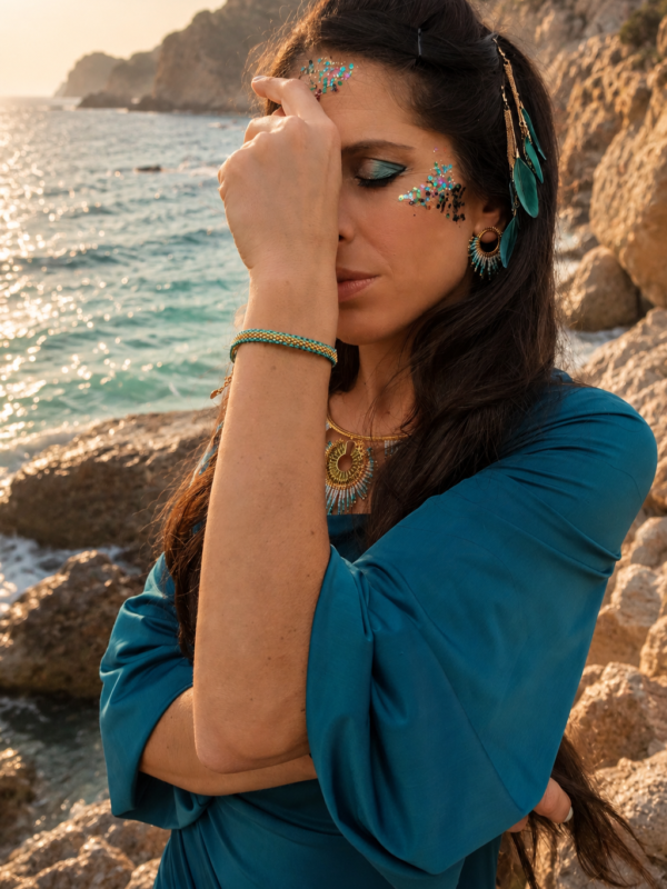 Bracelet Mira Calypsa porté près du visage avec collier assorti, bijou fait main Valdyria et ambiance poétique