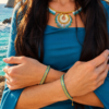 Bracelet Mira Calypsa en gros plan sur poignet avec perles Miyuki turquoise, dorées et vertes dans un décor lumineux