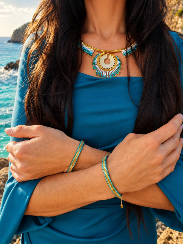 Bracelet Mira Calypsa en gros plan sur poignet avec perles Miyuki turquoise, dorées et vertes dans un décor lumineux