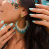 Boucles d’oreilles pendantes Mira Calypsa en détail porté avec maquillage turquoise et bijou artisanal Valdyria