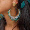 Boucles d’oreilles pendantes Mira Calypsa en gros plan avec perles Miyuki turquoise, dorées et style artisanal