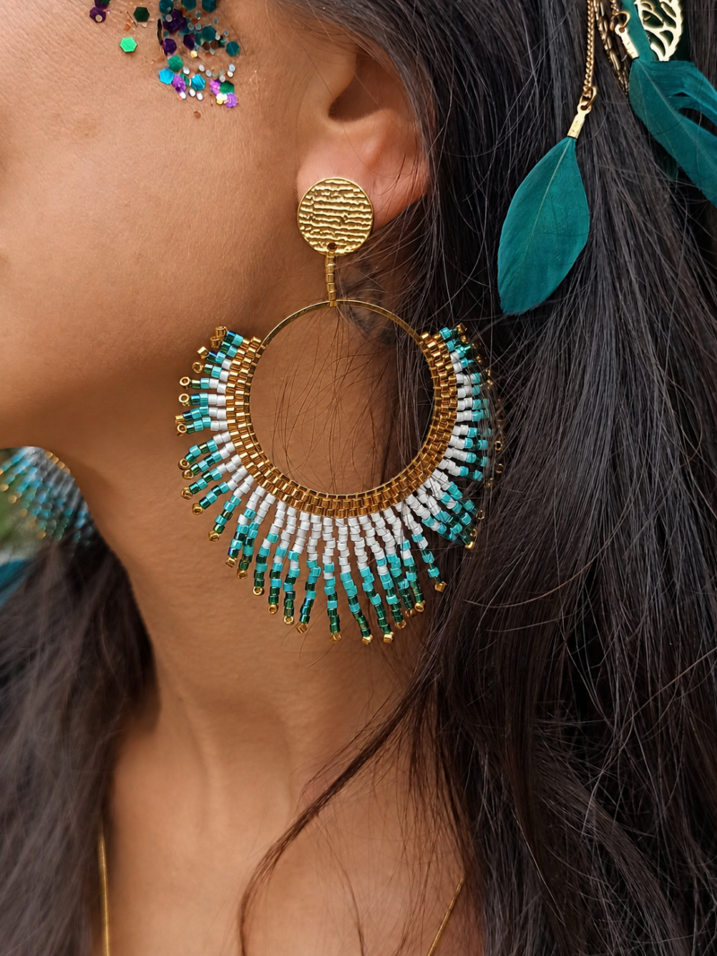 Boucles d’oreilles pendantes Mira Calypsa en gros plan avec perles Miyuki turquoise, dorées et style artisanal