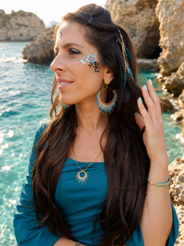 Boucles d’oreilles pendantes Mira Calypsa portées de profil avec cheveux ornés et ambiance naturelle lumineuse