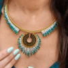 Collier majestueux Mira Calypsa en gros plan sur décolleté avec perles Miyuki turquoise et dorées