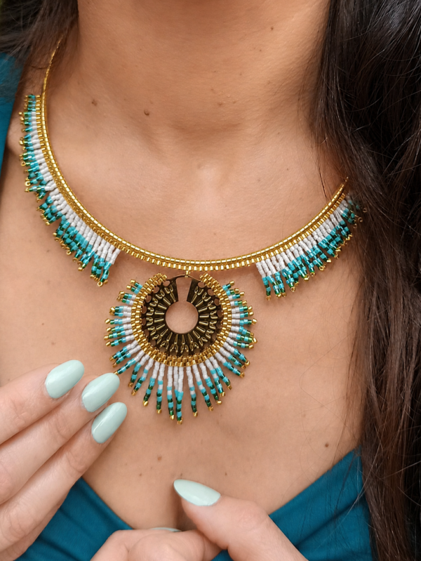 Collier majestueux Mira Calypsa en gros plan sur décolleté avec perles Miyuki turquoise et dorées