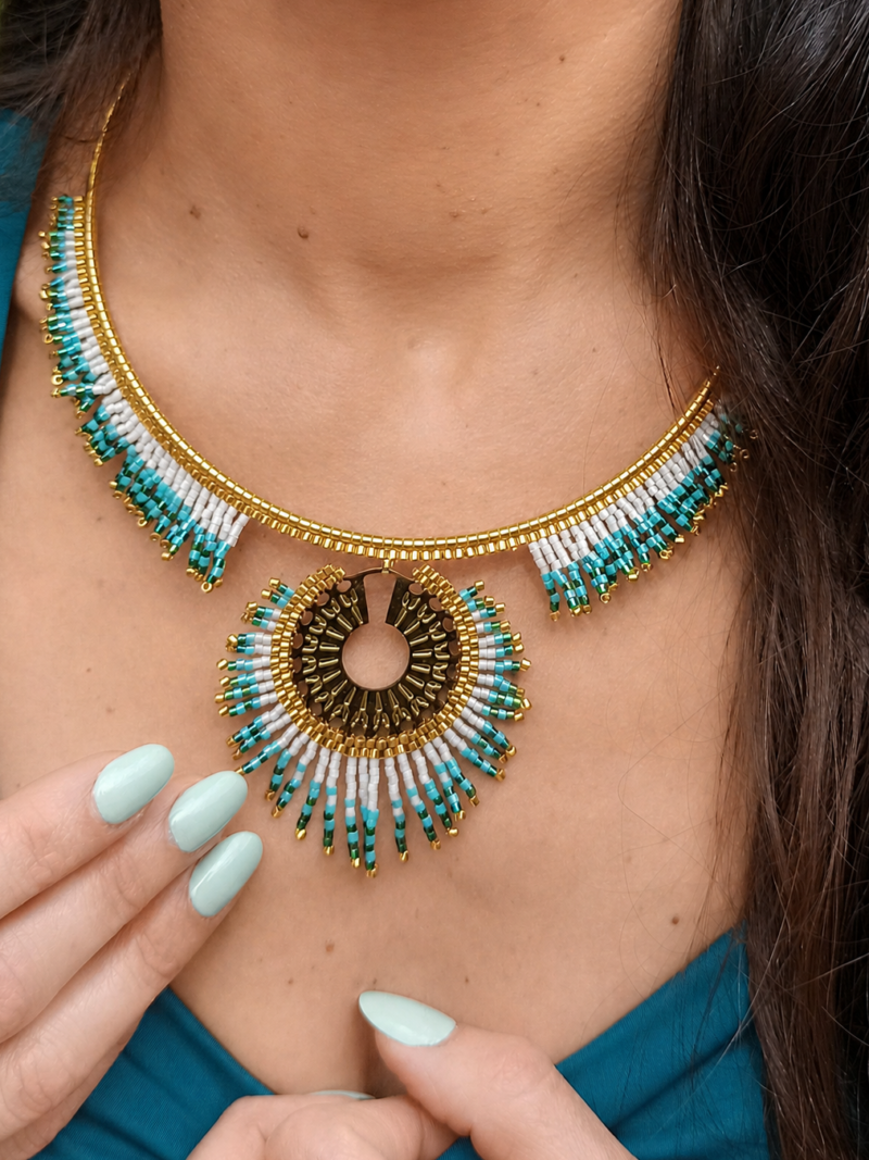Collier majestueux Mira Calypsa en gros plan sur décolleté avec perles Miyuki turquoise et dorées