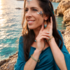 Boucles d’oreilles mini Mira Calypsa portées avec détail sur le visage dans un univers féminin et raffiné