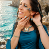 Boucles d’oreilles mini Mira Calypsa portées en portrait avec robe bleue et ambiance poétique inspirée de la nature