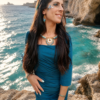 Boucles d’oreilles mini Mira Calypsa portées sur femme en robe bleue dans une crique lumineuse au style poétique et artisanal