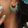Petites boucles d’oreilles Mira Calypsa et spirale marine Petites boucles d’oreilles Mira Calypsa en détail porté avec perles turquoise et forme solaire marine