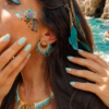 Petites boucles d’oreilles Mira Calypsa et coquillage sacré Petites boucles d’oreilles Mira Calypsa en gros plan avec perles turquoise, or clair et inspiration marine