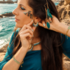 Petites boucles d’oreilles Mira Calypsa et coquillage sacré Petites boucles d’oreilles Mira Calypsa en gros plan avec perles turquoise, or clair et inspiration marine