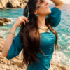 Petites boucles d’oreilles Mira Calypsa et horizon ouvert Petites boucles d’oreilles Mira Calypsa portées avec collier marin devant une crique méditerranéenne turquoise