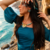 Petites boucles d’oreilles Mira Calypsa et liberté marine Petites boucles d’oreilles Mira Calypsa portées près de la mer turquoise avec bijoux artisanaux et inspiration marine