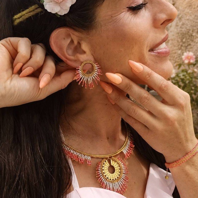 Bijou doux rosé et doré de la collection Mira Aurora Valdyria, inspiré de l’aube, du recommencement et de la renaissance.