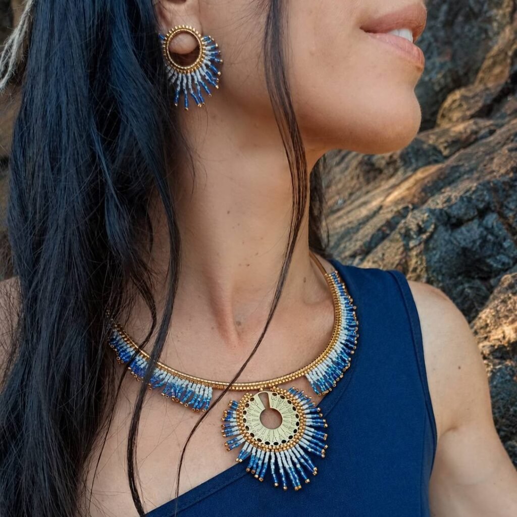Parure Mira Obscura Valdyria portée en gros plan avec collier majestueux et boucles d’oreilles en perles Miyuki bleu nuit et or ancien