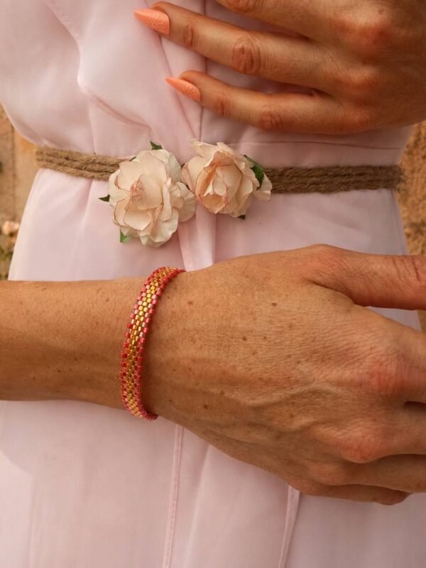Bracelet Mira Aurora et douceur du recommencement Bracelet Mira Aurora porté au poignet en gros plan, bijou artisanal Valdyria en perles Miyuki rose aurore, corail doux et or pâle