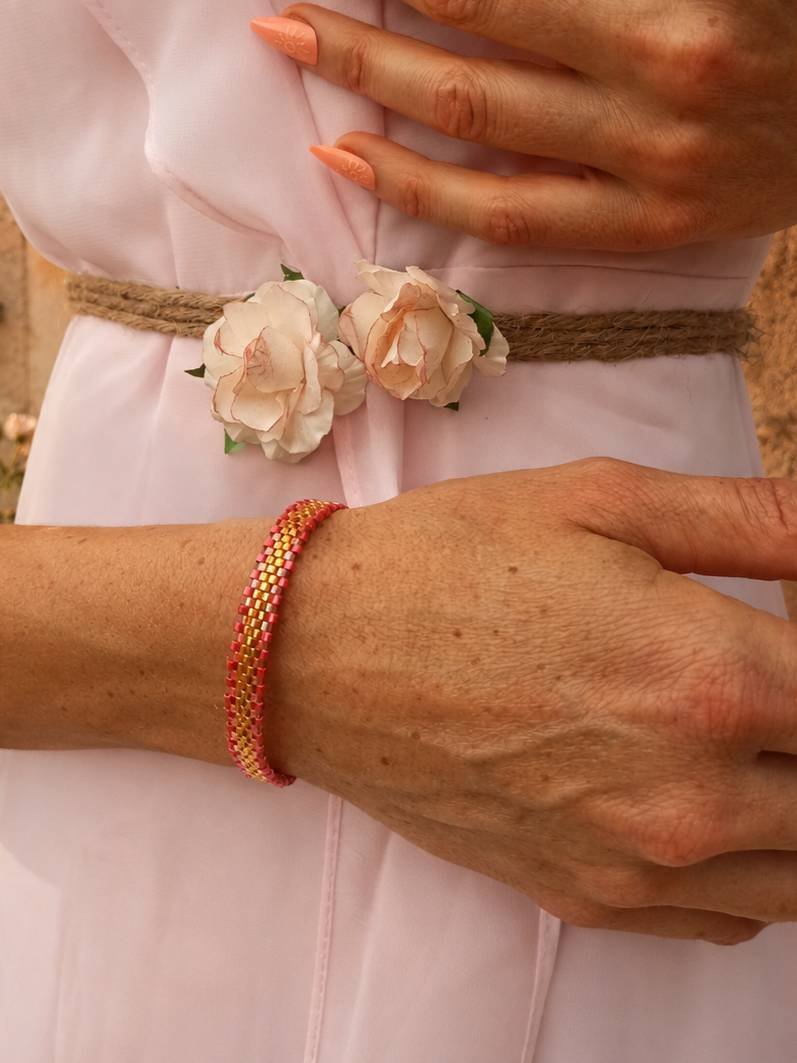 Bracelet Mira Aurora et douceur du recommencement Bracelet Mira Aurora porté au poignet en gros plan, bijou artisanal Valdyria en perles Miyuki rose aurore, corail doux et or pâle