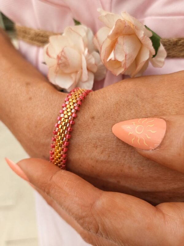 Bracelet Mira Aurora et bijou avec âme Un bracelet fait main qui entoure le poignet comme une lumière douce et un nouveau départ.