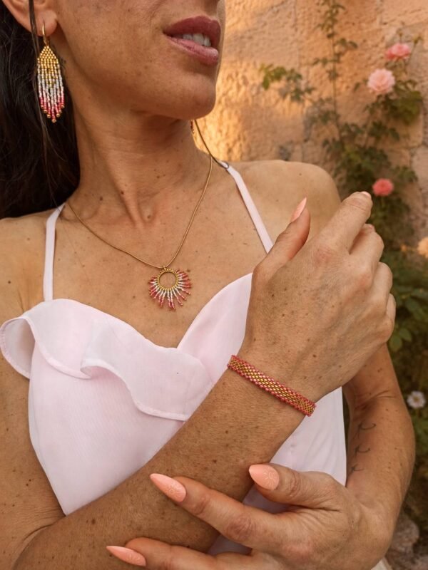 Bracelet Mira Aurora et féminité renaissante Bracelet Mira Aurora porté au poignet avec boucles assorties et robe claire, bijou artisanal féminin au style Valdyria