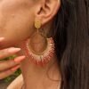 Boucles d’oreilles pendantes Mira Aurora portées près du visage avec détail raffiné, bijou fait main Valdyria au style poétique