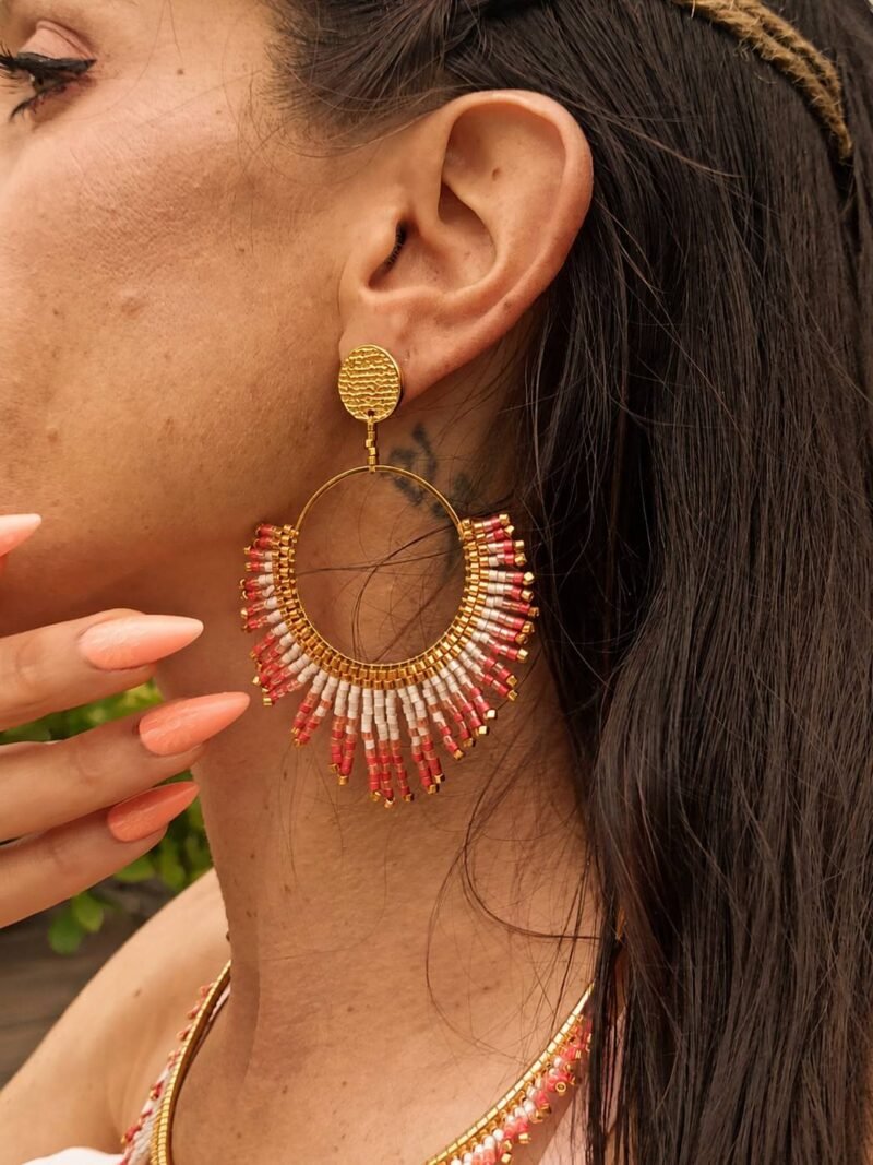 Boucles d’oreilles pendantes Mira Aurora et bijou avec âme Boucles d’oreilles pendantes Mira Aurora portées près du visage avec détail raffiné, bijou fait main Valdyria au style poétique