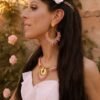 Boucles d’oreilles pendantes Mira Aurora portées de profil avec fleurs roses, bijou artisanal Valdyria en perles Miyuki